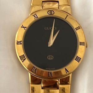 Gucci 3300m super clean gold plating great condition works perfectly
